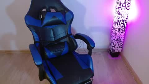 Snapshot of anarosse__ chatting on October 25, 1:57 am ana 3 online show from October 25, 1:57 am