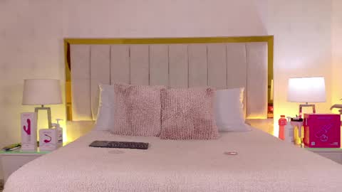 Mia online show from April 9, 12:10 pm