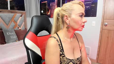 Snapshot of anastasiataylor_ chatting on December 5, 3:37 am Ana 3 online show from December 5, 3:37 am