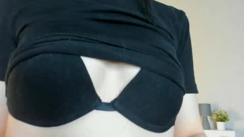 Layla online show from March 7, 11:45 pm