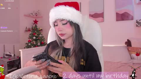 Snapshot of andromeedaa_ chatting on December 11, 1:39 pm Victoria Senz online show from December 11, 1:39 pm