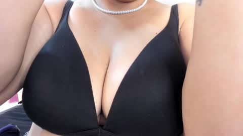 angel_velvet_ online show from March 2, 2:13 pm