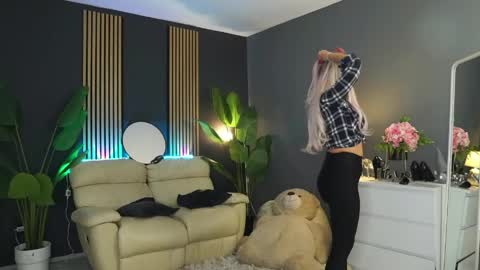 annita online show from April 21, 3:52 pm