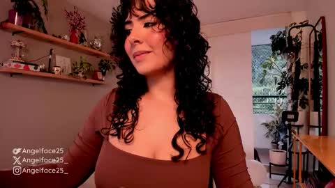 Snapshot of angelface25_ chatting on October 6, 10:47 pm . online show from October 6, 10:47 pm