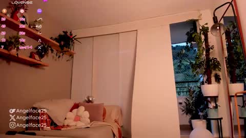 Snapshot of angelface25_ chatting on October 14, 10:34 pm . online show from October 14, 10:34 pm