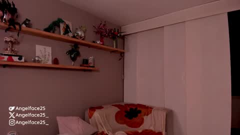 Snapshot of angelface25_ chatting on March 2, 12:42 am . online show from March 2, 12:42 am