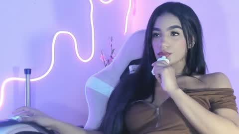 Snapshot of angeli_sexi chatting on February 6, 12:43 am Carolina online show from February 6, 12:43 am