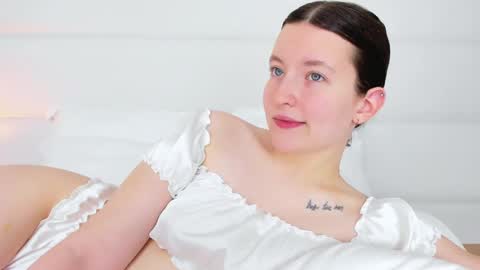 Snapshot of angelicmoon chatting on January 10, 2:46 am Angelic online show from January 10, 2:46 am