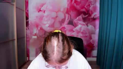 Snapshot of angelinalow chatting on October 1, 11:48 am AngelinaLow online show from October 1, 11:48 am