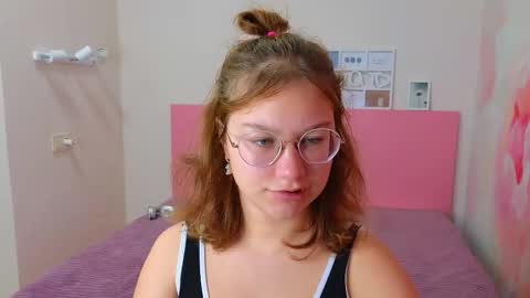 Snapshot of angelinalow chatting on October 14, 11:24 am AngelinaLow online show from October 14, 11:24 am