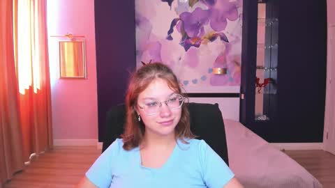 Snapshot of angelinalow chatting on September 22, 11:30 am AngelinaLow online show from September 22, 11:30 am