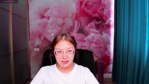 Snapshot of angelinalow chatting on September 28, 11:26 am AngelinaLow online show from September 28, 11:26 am