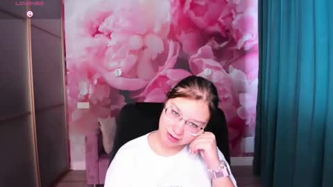Snapshot of angelinalow chatting on October 19, 6:15 am AngelinaLow online show from October 19, 6:15 am
