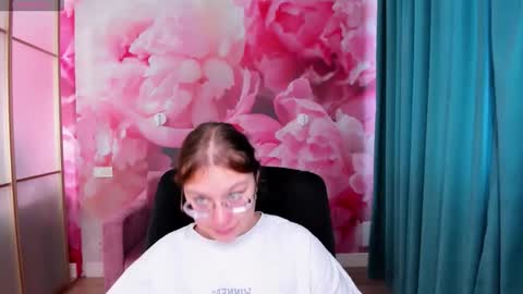 Snapshot of angelinalow chatting on September 29, 11:37 am AngelinaLow online show from September 29, 11:37 am