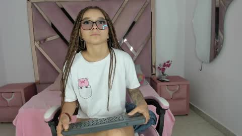 angell_petite01 online show from April 18, 8:09 pm