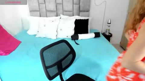 Snapshot of angie_blondie chatting on September 26, 6:49 pm angie online show from September 26, 6:49 pm