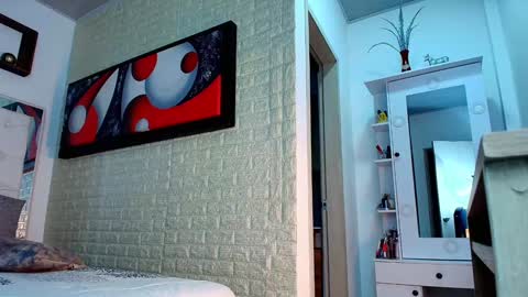 laura  online show from October 24, 2:07 am