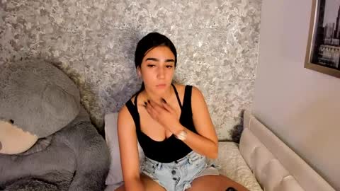 anika_h online show from April 26, 1:42 pm