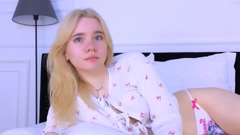 AnnaBelle online show from October 29, 2:49 am