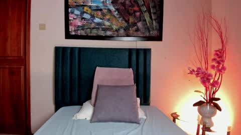 AnnaBrooks online show from April 4, 12:04 pm