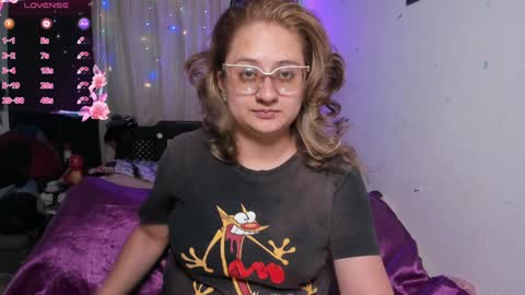 Snapshot of annie_bigboobs_ chatting on January 22, 9:22 pm Ana Bolena independent model online show from January 22, 9:22 pm