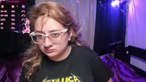 Snapshot of annie_bigboobs_ chatting on February 16, 9:05 pm Ana Bolena independent model online show from February 16, 9:05 pm