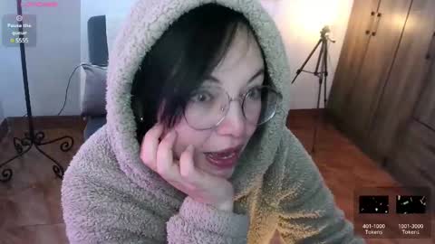 LAURA - A n n i e  S w a n online show from February 5, 2:37 pm