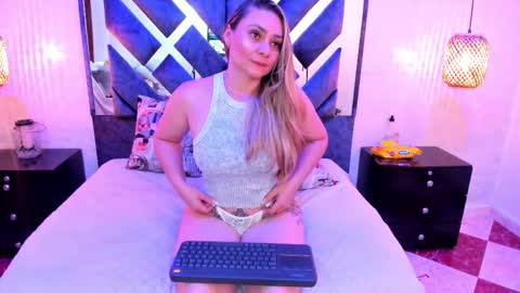 annie_vega17 online show from March 12, 9:06 pm