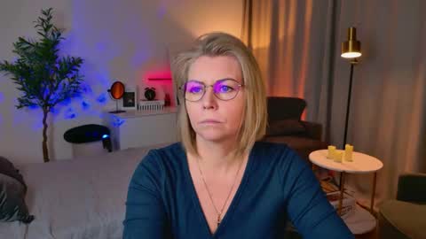 Annie online show from April 27, 7:16 am