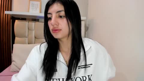 Snapshot of antonella__rouse chatting on December 9, 8:33 pm Antonella online show from December 9, 8:33 pm