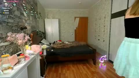 Aphrodite online show from April 5, 1:10 pm