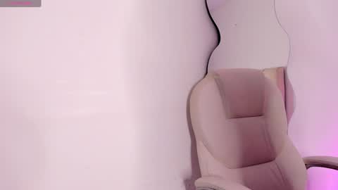 Snapshot of april_ebony18_ chatting on December 21, 10:39 am April online show from December 21, 10:39 am