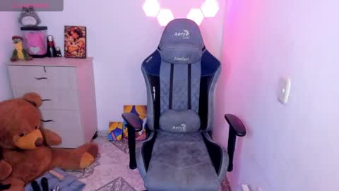 aqua emilly online show from April 22, 11:24 pm