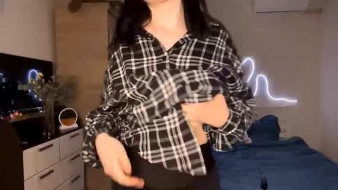 Emi online show from April 14, 4:18 pm