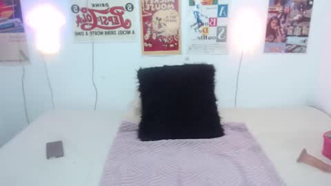 Snapshot of ari_rossee_ chatting on February 9, 8:56 pm online show from February 9, 8:56 pm