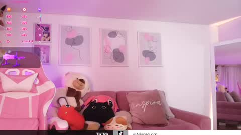 Snapshot of ariana_bae_ chatting on March 12, 11:54 pm online show from March 12, 11:54 pm
