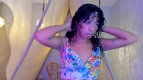 Snapshot of ariella_ruiz chatting on December 18, 12:40 pm A R I online show from December 18, 12:40 pm