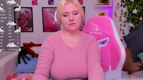 art_lovee_ online show from December 22, 2:26 am