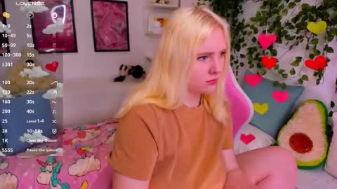 art_lovee_ online show from March 11, 1:54 am