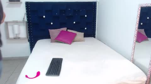Snapshot of artemiza_love_ chatting on January 13, 12:24 pm artemiza online show from January 13, 12:24 pm