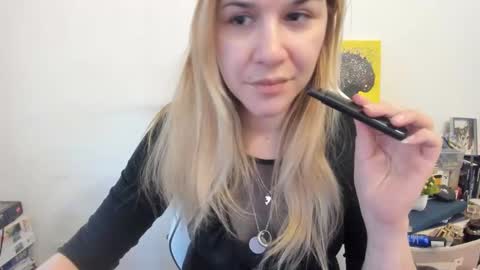 Snapshot of artsyandcraftsy_ chatting on March 10, 11:01 am MIA online show from March 10, 11:01 am