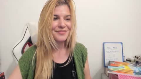 Snapshot of artsyandcraftsy_ chatting on September 12, 9:22 pm MIA online show from September 12, 9:22 pm