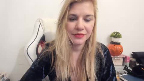 Snapshot of artsyandcraftsy_ chatting on February 21, 10:26 pm MIA online show from February 21, 10:26 pm