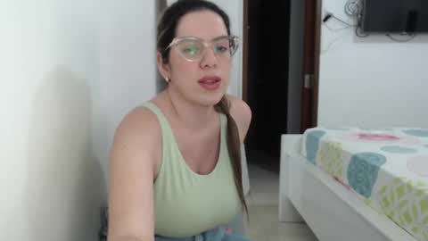 Snapshot of ashlymoon chatting on February 24, 7:09 pm AshlyMoon online show from February 24, 7:09 pm