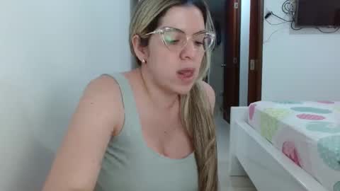 Snapshot of ashlymoon chatting on December 28, 5:35 pm AshlyMoon online show from December 28, 5:35 pm