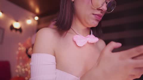 Snapshot of aura_rouss chatting on October 30, 1:19 am aura_rouss online show from October 30, 1:19 am