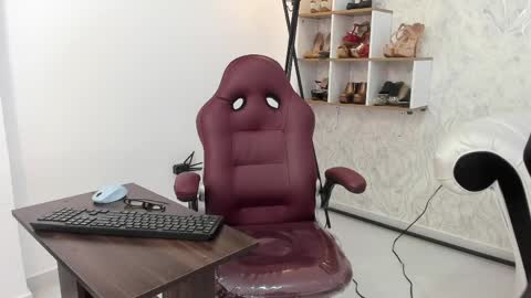 Aura sanders online show from April 22, 11:40 am