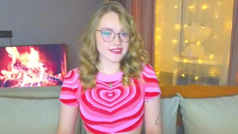 Snapshot of aurora_golden chatting on December 19, 4:13 pm Kate online show from December 19, 4:13 pm