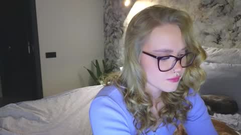 Snapshot of aurora_golden chatting on October 8, 5:28 pm Kate online show from October 8, 5:28 pm