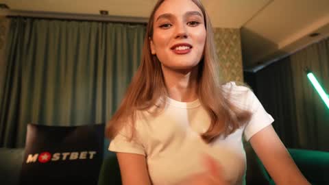 Snapshot of aurora_the_ballerina chatting on December 4, 6:00 am Aurora online show from December 4, 6:00 am